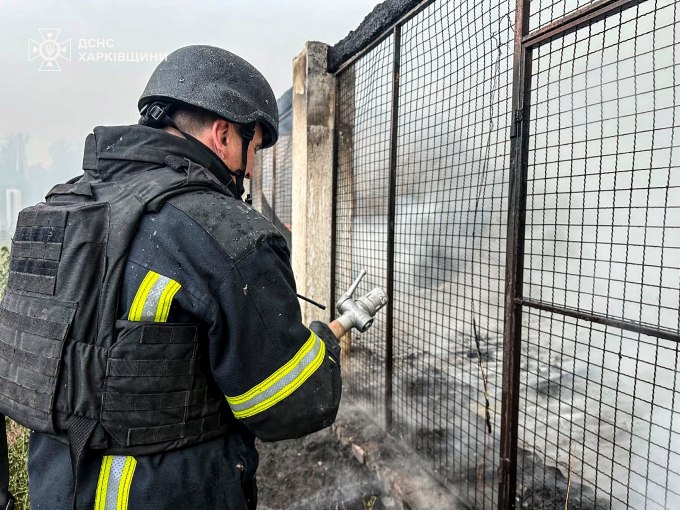 Новини Харкова: рятувальники загасили пожежу після удару по Золочеву